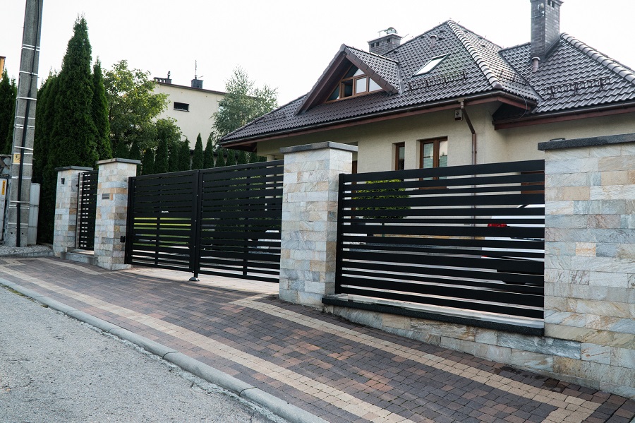 Fence on uneven ground 1