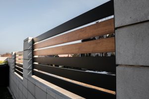 Installation fences on sloping ground