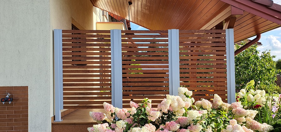 Screens side terrace