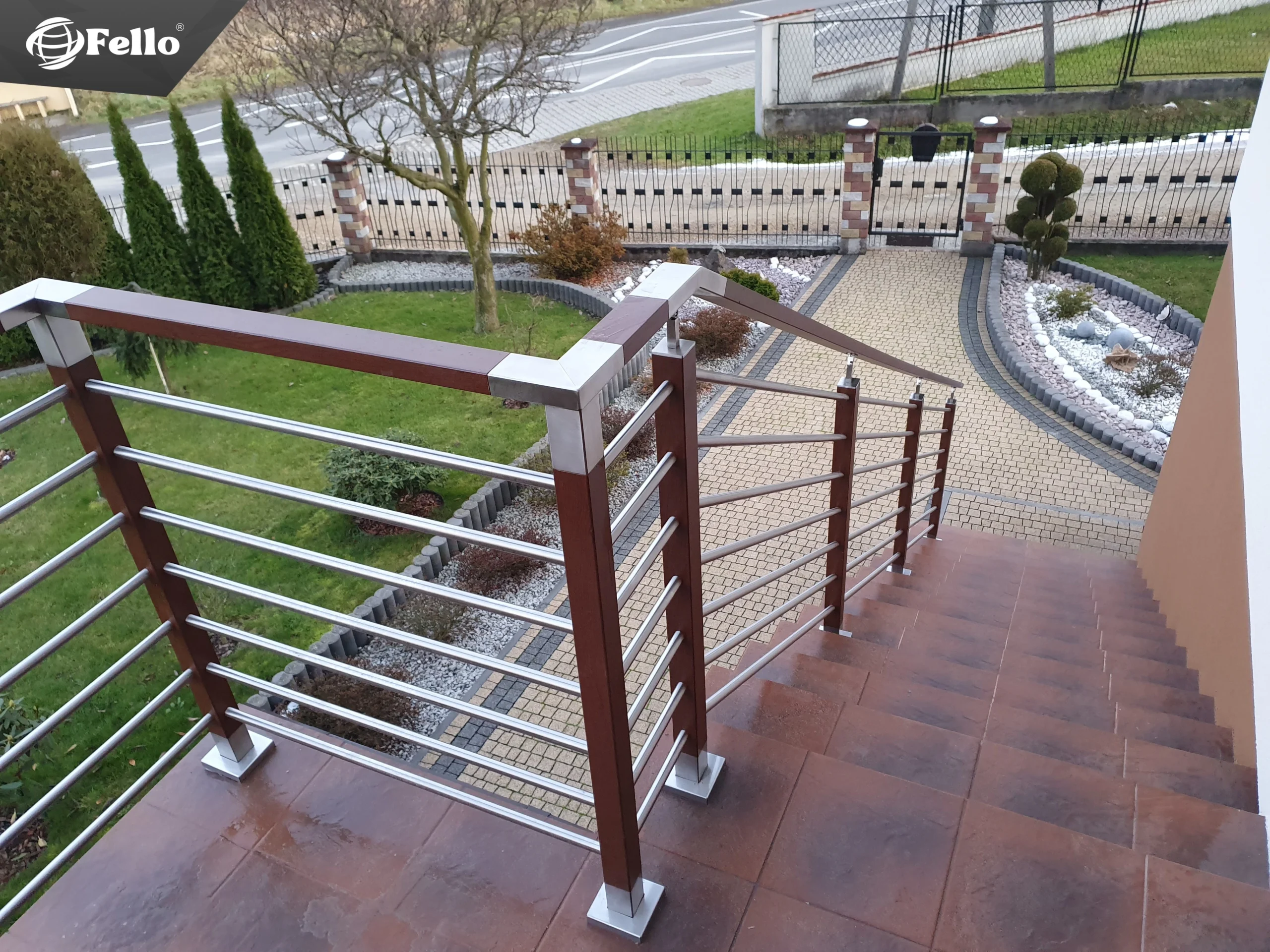 Fello Standard stair railing with a handrail